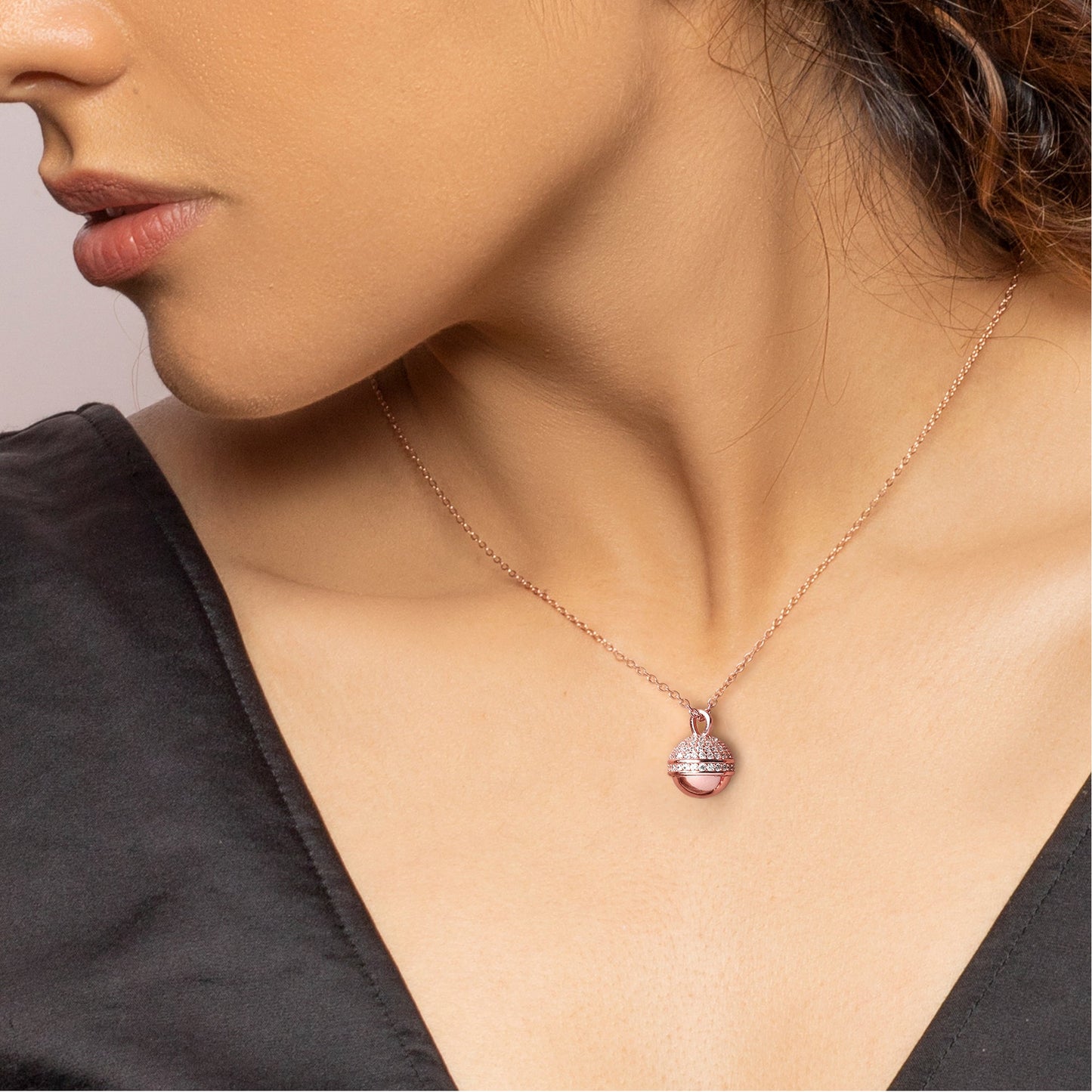Anushka Sharma Rose Gold Studded Trinket Pendant With Link Chain